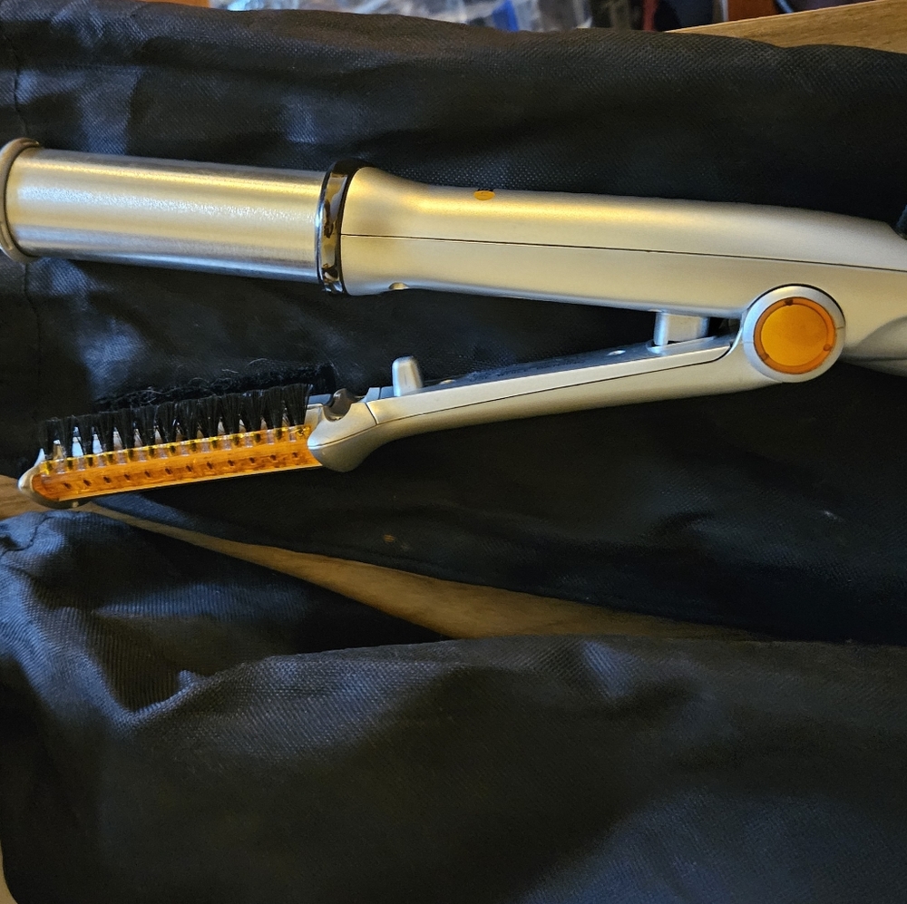 In STYLER hair straightener with storage bag